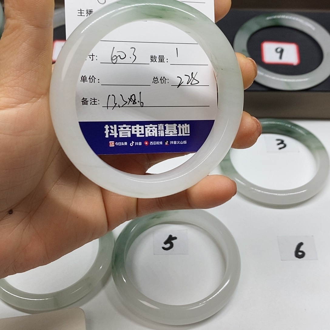 石英质玉手镯未镶嵌静**然