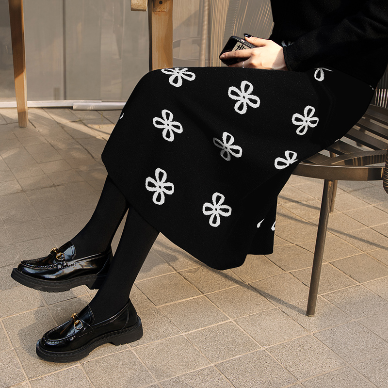 丝柏舍2025冬装新款女装中长款a字裙复古简约小花半身裙S23T1737B