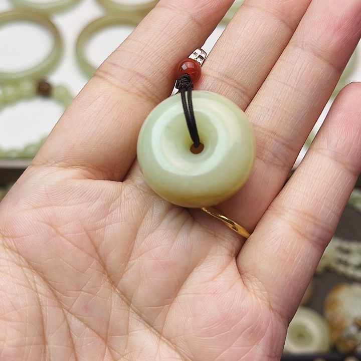 岫岩老玉（透闪石质玉）颈饰未镶嵌