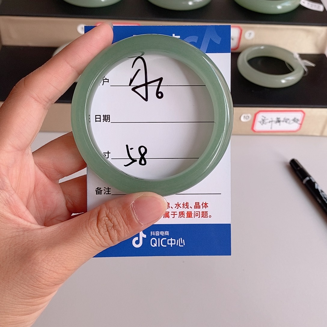 佳****石英质玉手镯未镶嵌