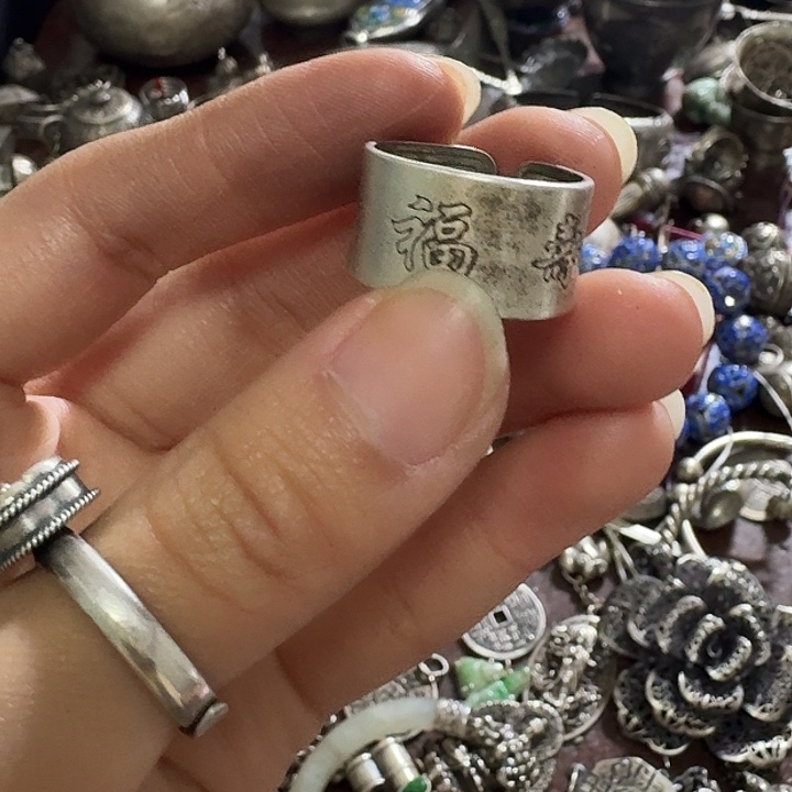 无***雄足银玻璃足银戒指一个