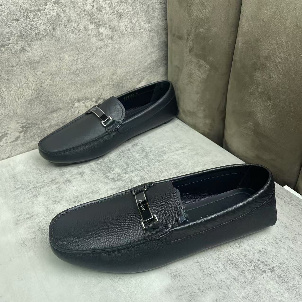 未使用 Prada/普拉达 黑色荔枝纹银标logo休闲豆豆鞋 /41.5码