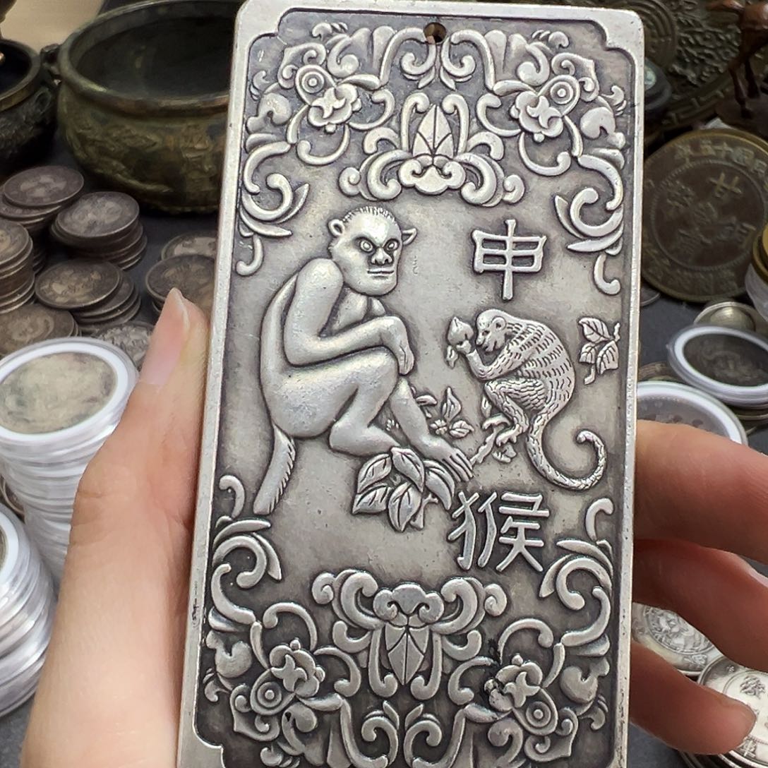 珠***控金属复古风格摆件