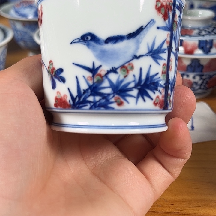 青花釉里红花鸟杯子