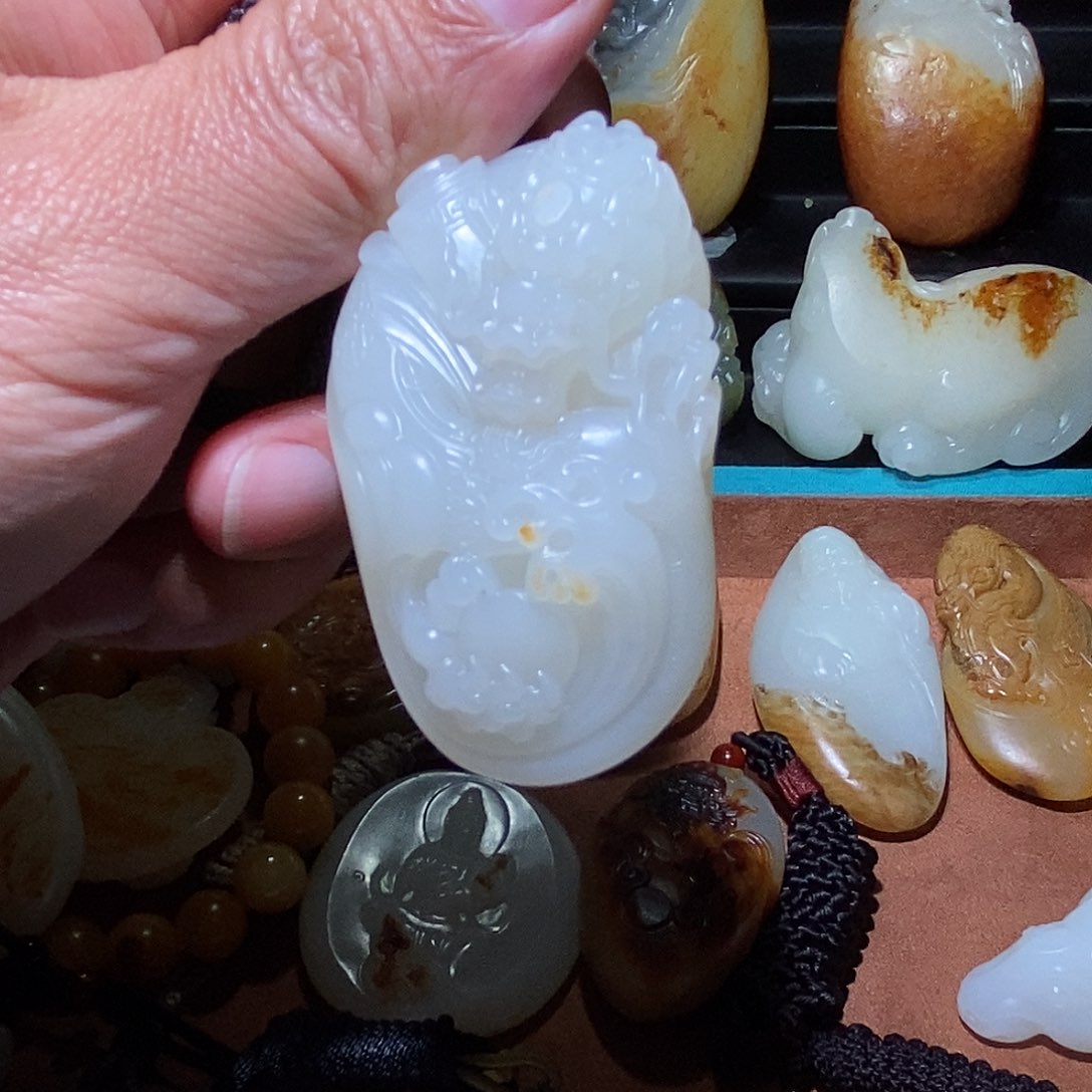 和田玉挂件未镶嵌小****?