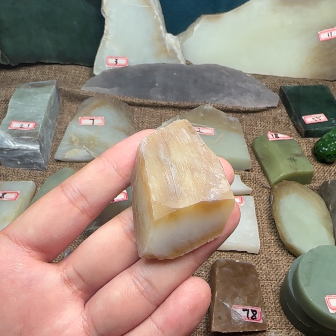 用***5和田玉（糖玉）未镶嵌珠宝奇石
