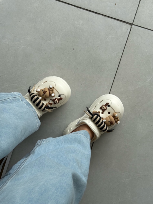 卡通百搭夏季阔腿牛仔裤（洞洞鞋）