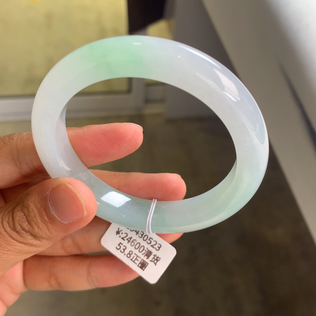 翡翠手镯未镶嵌淡春彩手镯