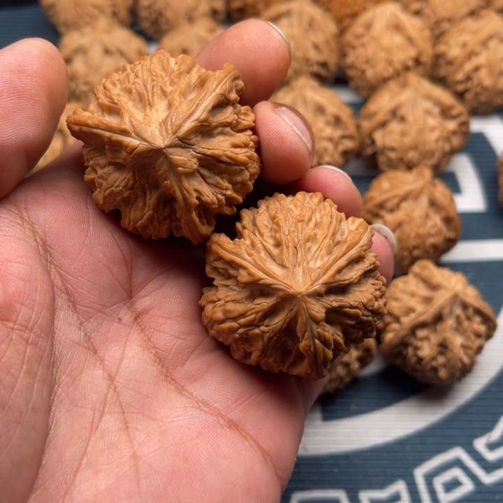 文玩核桃吊坠吴**谓三棱