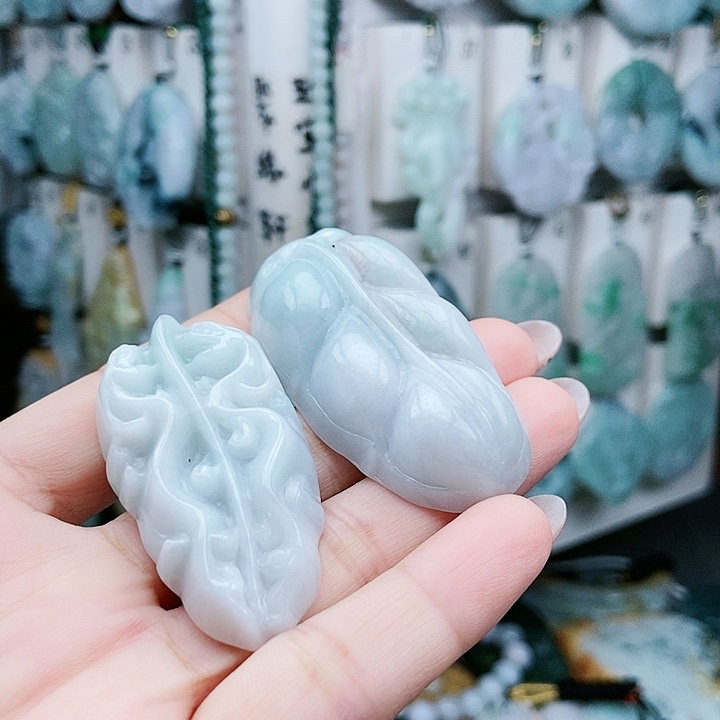 颈饰足铂镶嵌翡翠翡翠