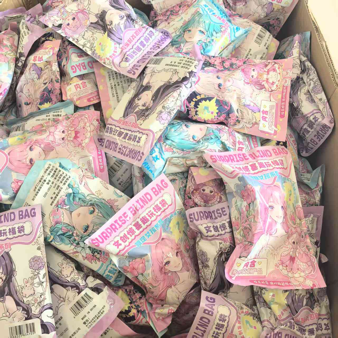 女孩惊喜盲袋过家家