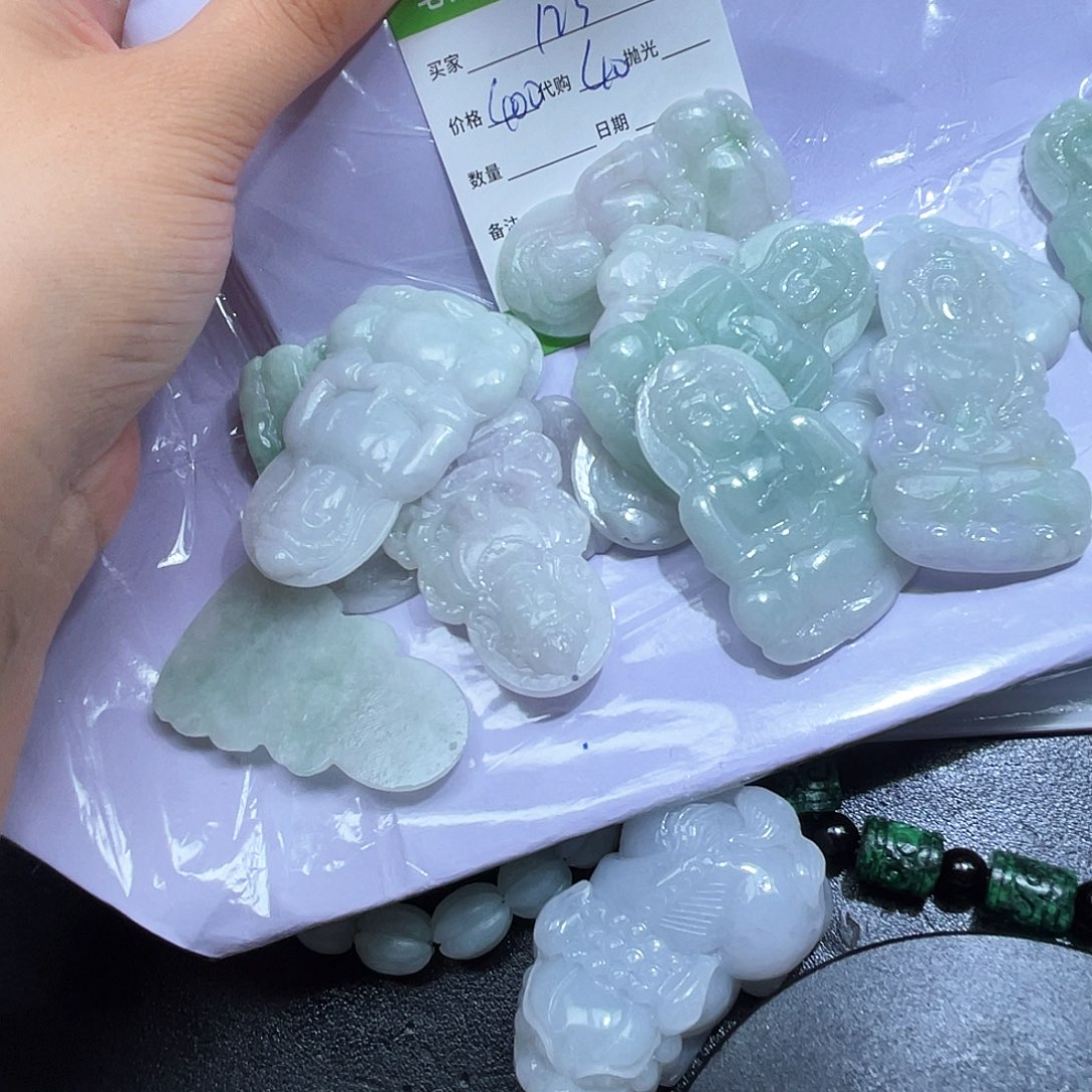 1***小翡翠未镶嵌颈饰是