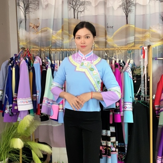 浅蓝色套装民族服饰 