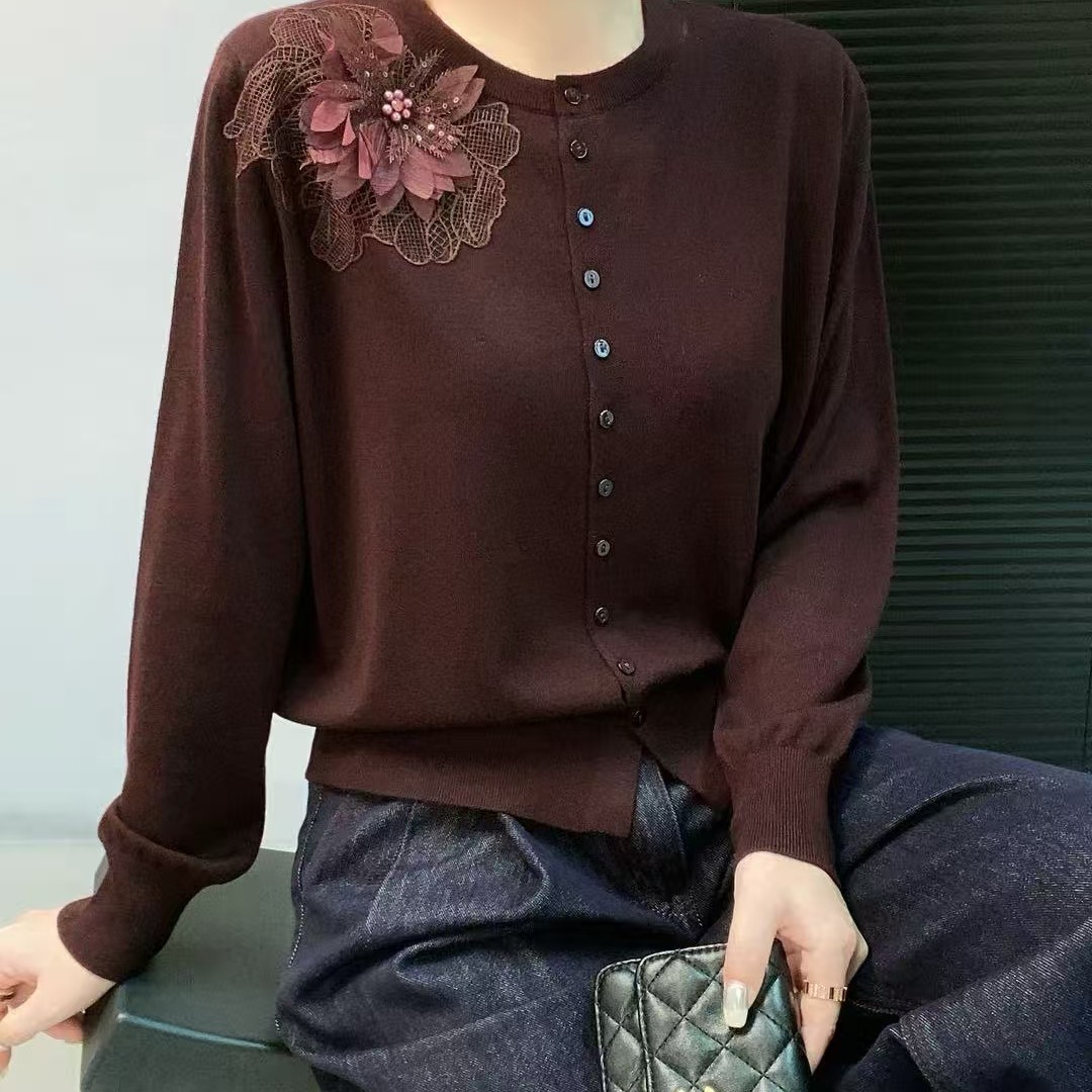 上衣薄款圆领毛针织衫女时尚长袖刺绣针织