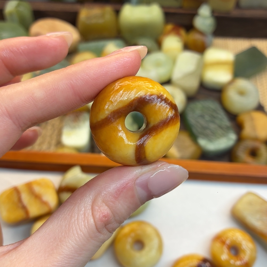 ，***蛇纹石玉未镶嵌颈饰