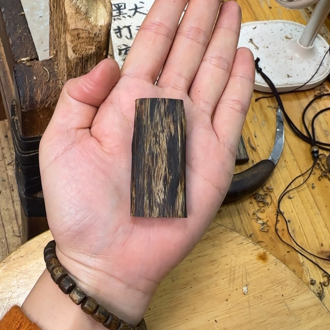 沉香吊坠素牌绿奇9.6克