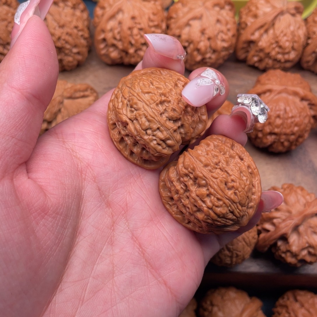 文玩核桃把件全品，红皮三角，密纹狮子头34