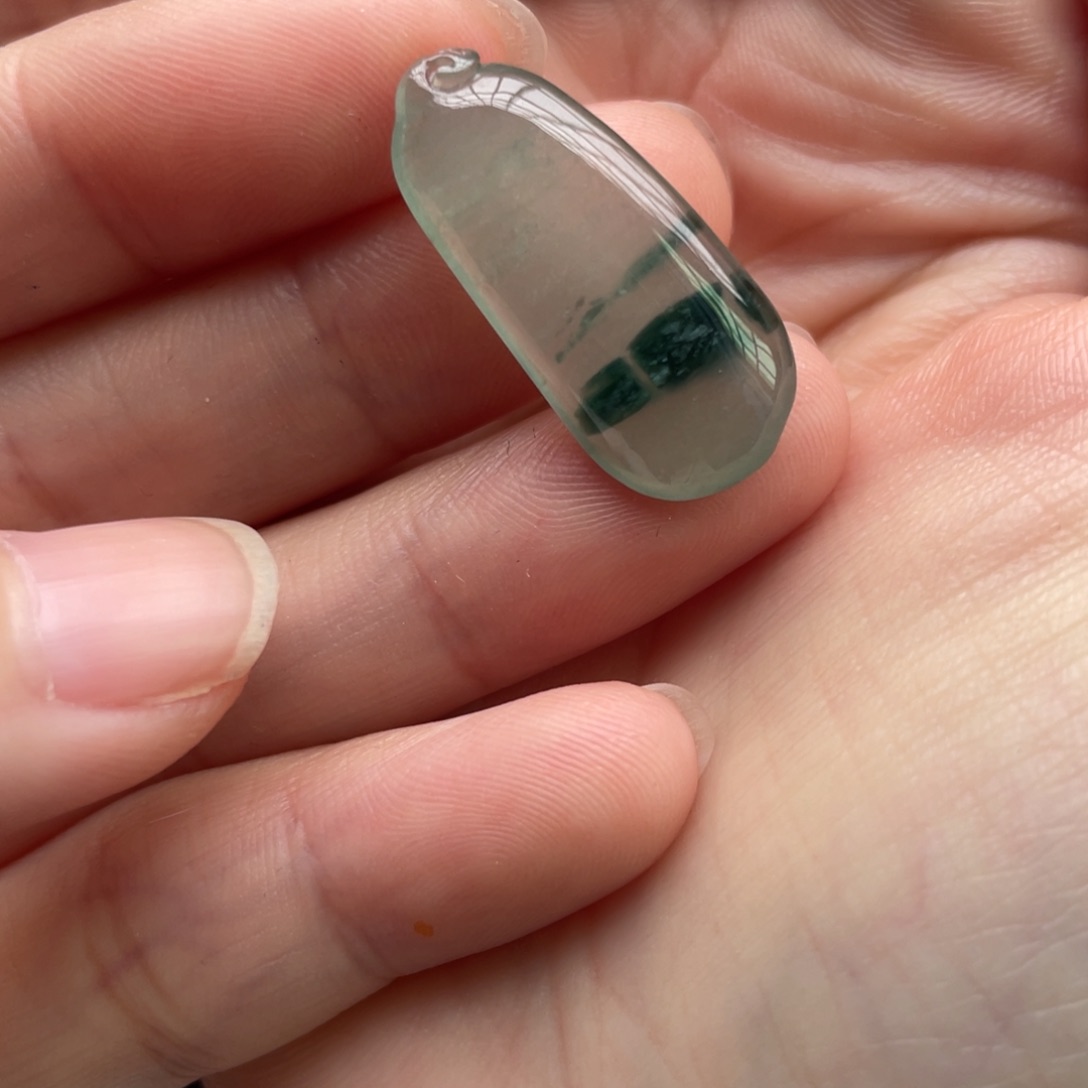 翡翠颈饰未镶嵌红****的瓜