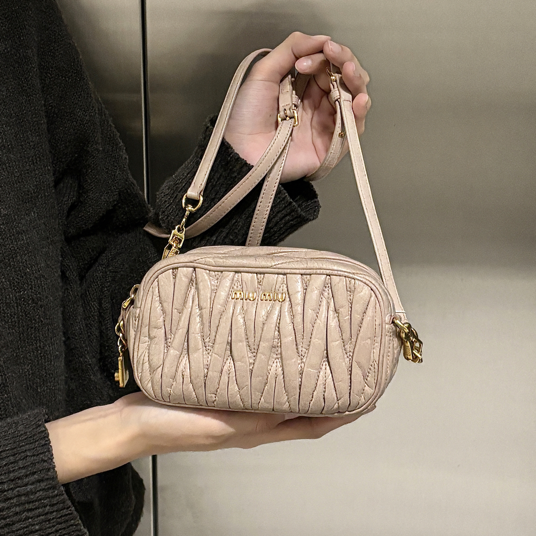 95新 MIU MIU/缪缪 粉色褶皱相机包