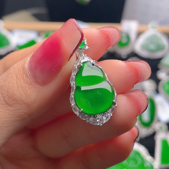 翡翠颈饰未镶嵌葫芦