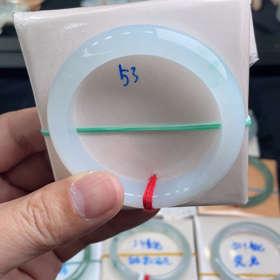 翡翠手镯未镶嵌翡翠手镯