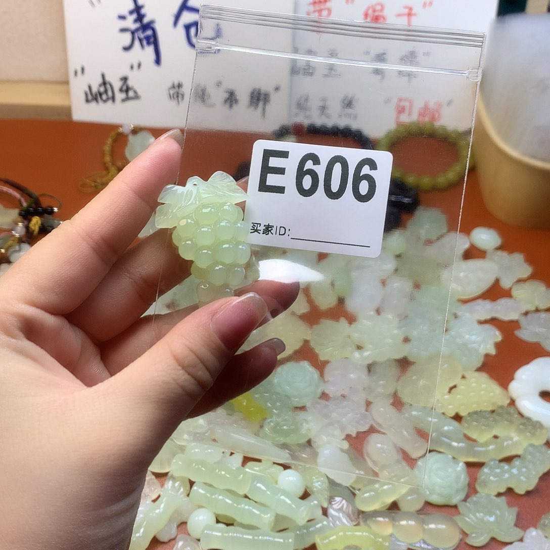 蛇纹石玉颈饰合金