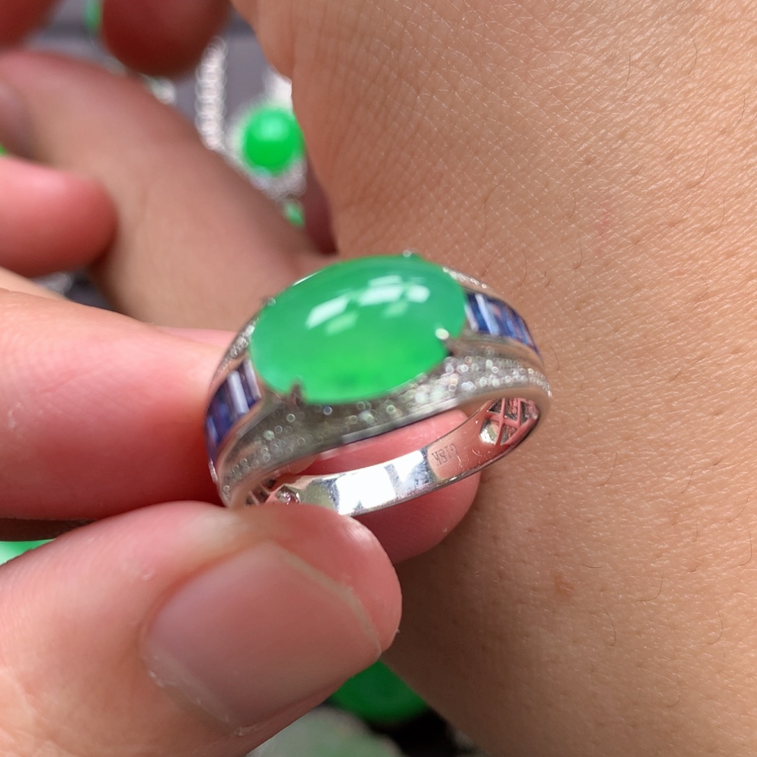 翡翠18K金镶嵌戒指