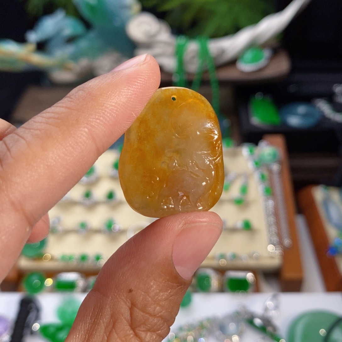 翡翠颈饰未镶嵌冰黄小鹿牌