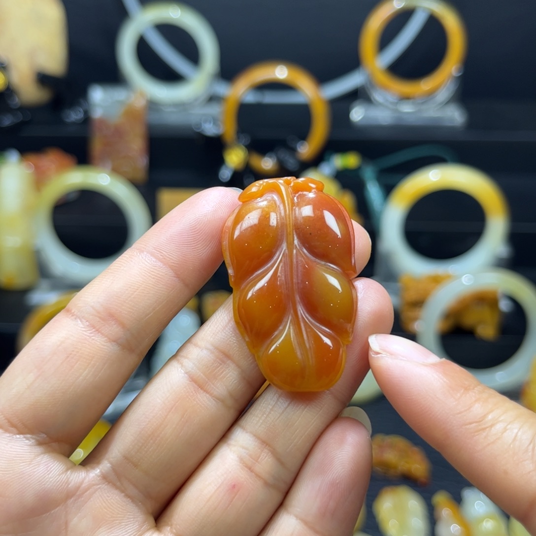 石英质玉（黄龙玉）未镶嵌颈饰