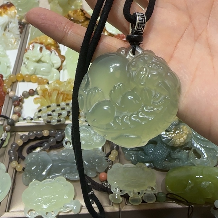 蛇纹石玉吊坠未镶嵌