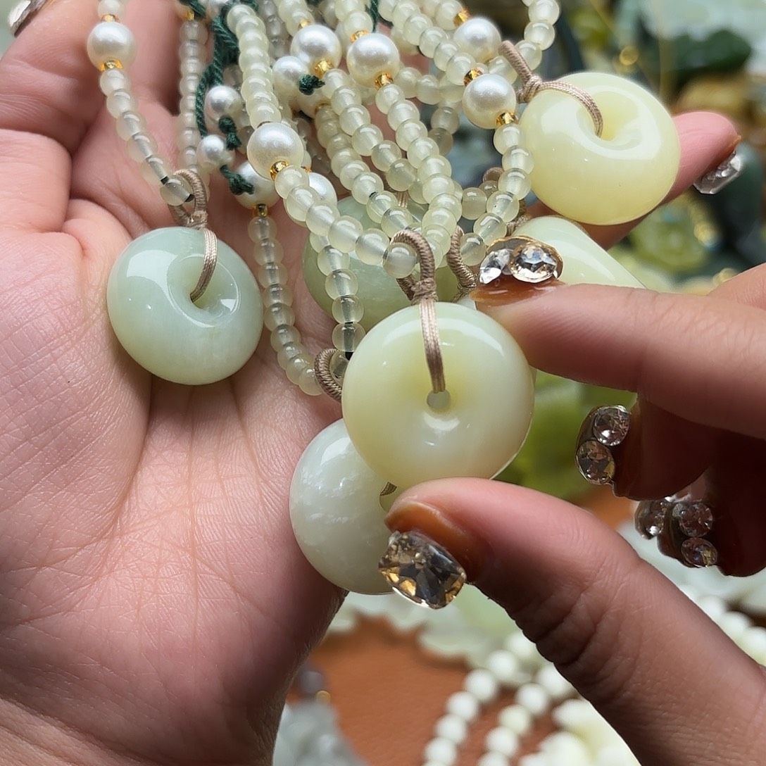 蛇纹石玉未镶嵌颈饰