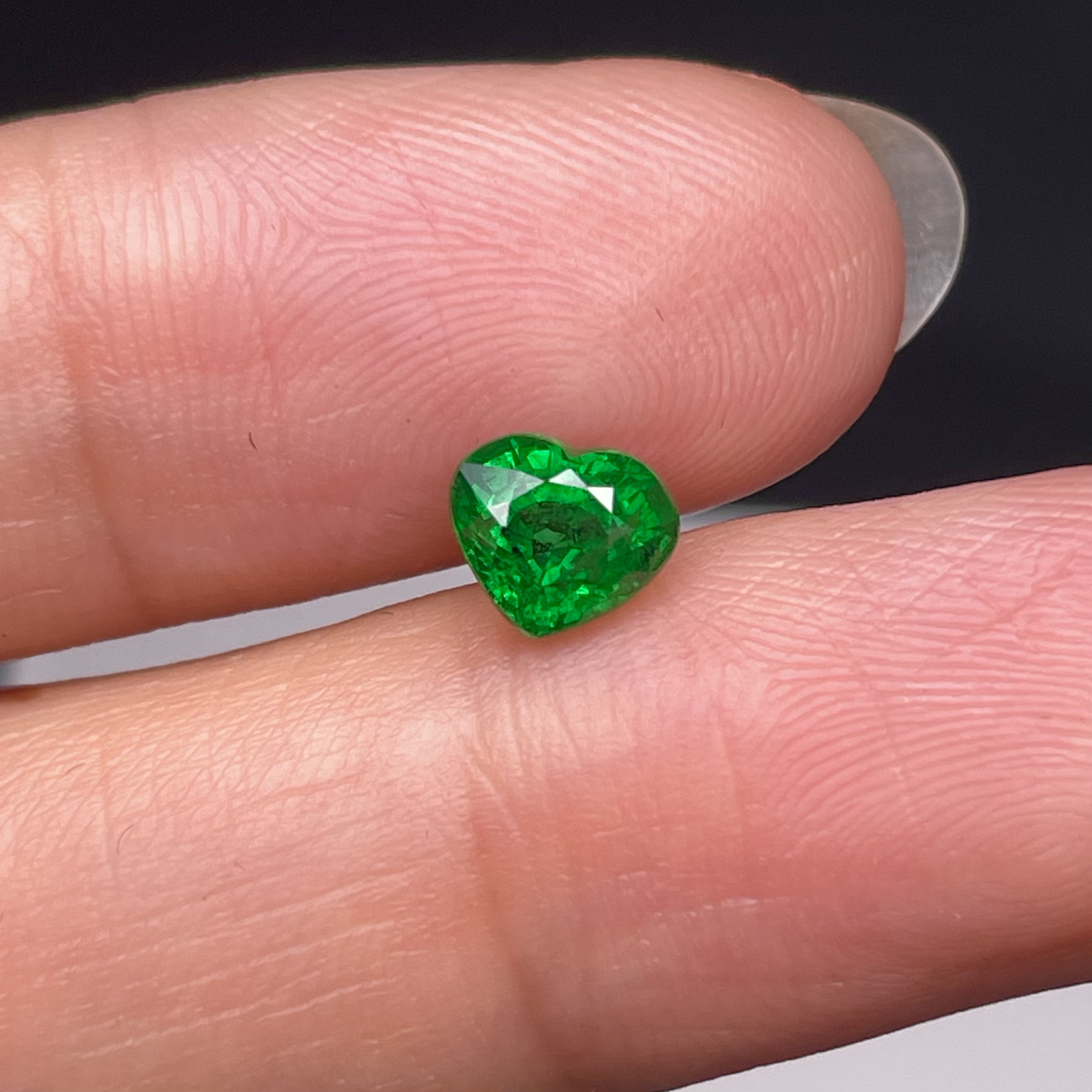 1.11克拉天然沙弗莱石榴石精切爱心切工干净玻璃体满火彩颜色鲜