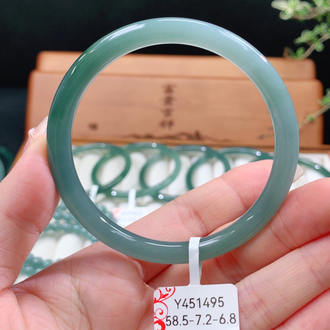 翡翠手镯未镶嵌天然