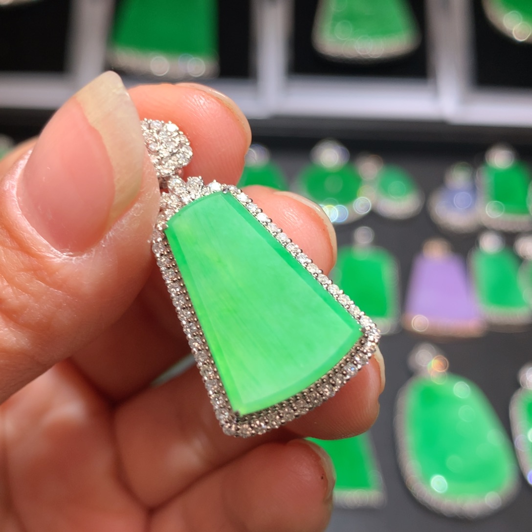 翡翠颈饰18K金镶嵌石****E翡翠