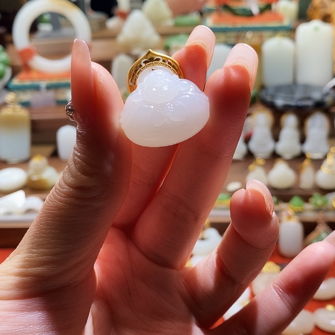 和田玉吊坠(不含链)18K金镶嵌一**尘