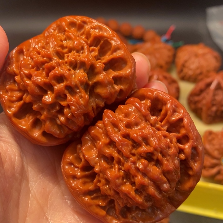 半***在猴头核桃吊坠工艺核桃