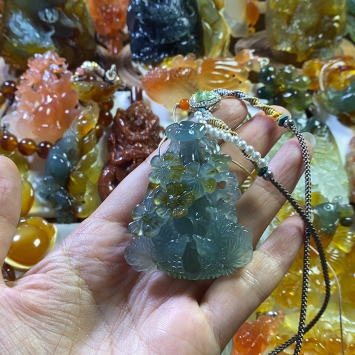 坦***然未镶嵌蛇纹石玉颈饰