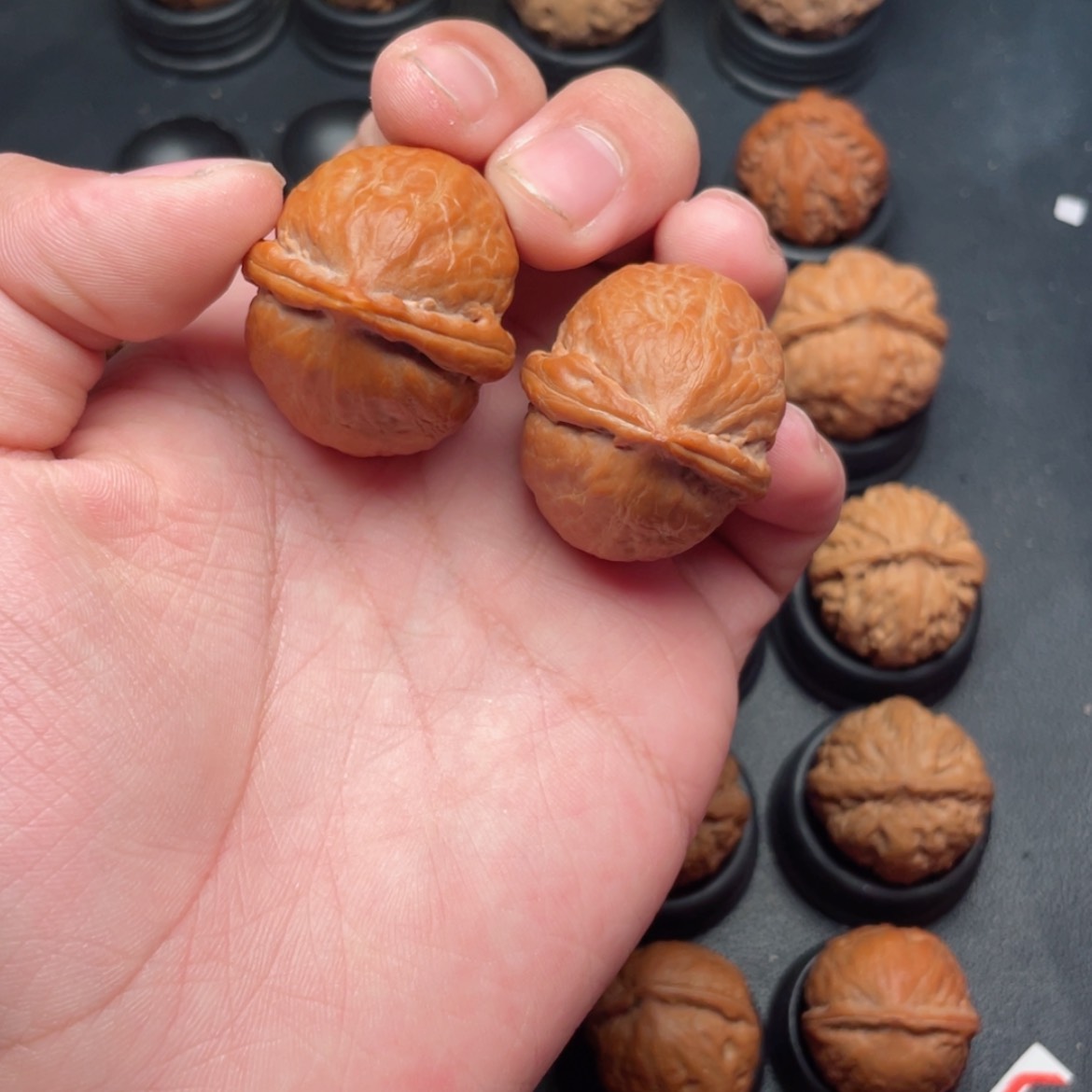 【闪购商品】文玩核桃把件一****?文玩小手捻核桃