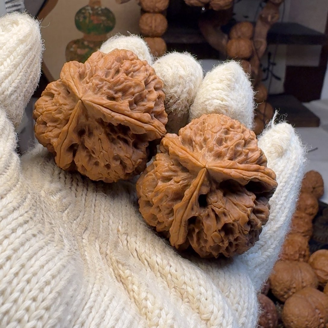 泥***山把件文玩核桃绣球三棱42