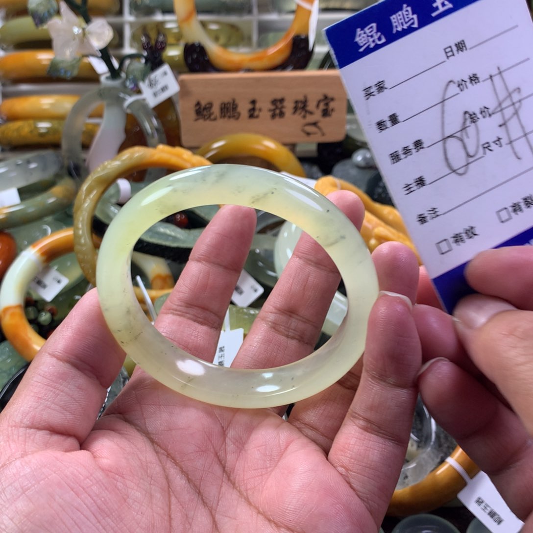 蛇纹石玉手镯未镶嵌