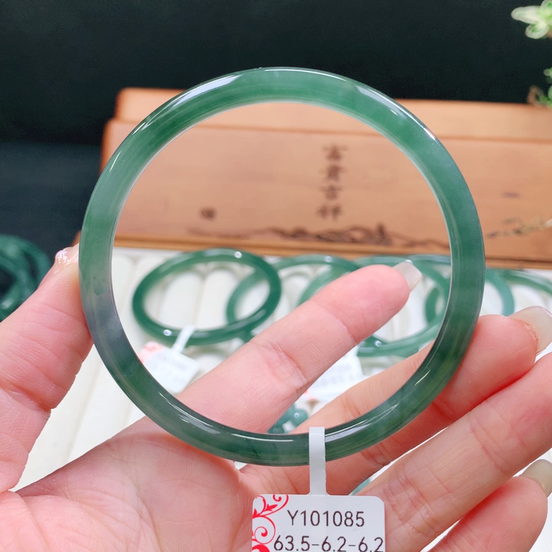 翡翠手镯未镶嵌天然