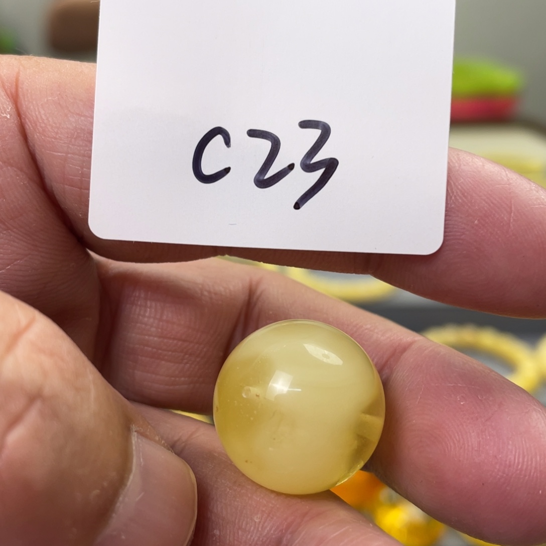 未镶嵌琥珀手链多样性发，发其中一件