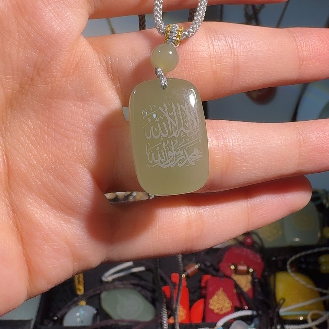 和田玉未镶嵌颈饰亏清