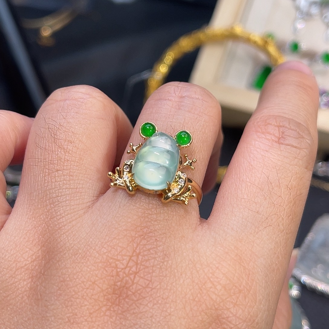 翡翠18K金镶嵌戒指青蛙