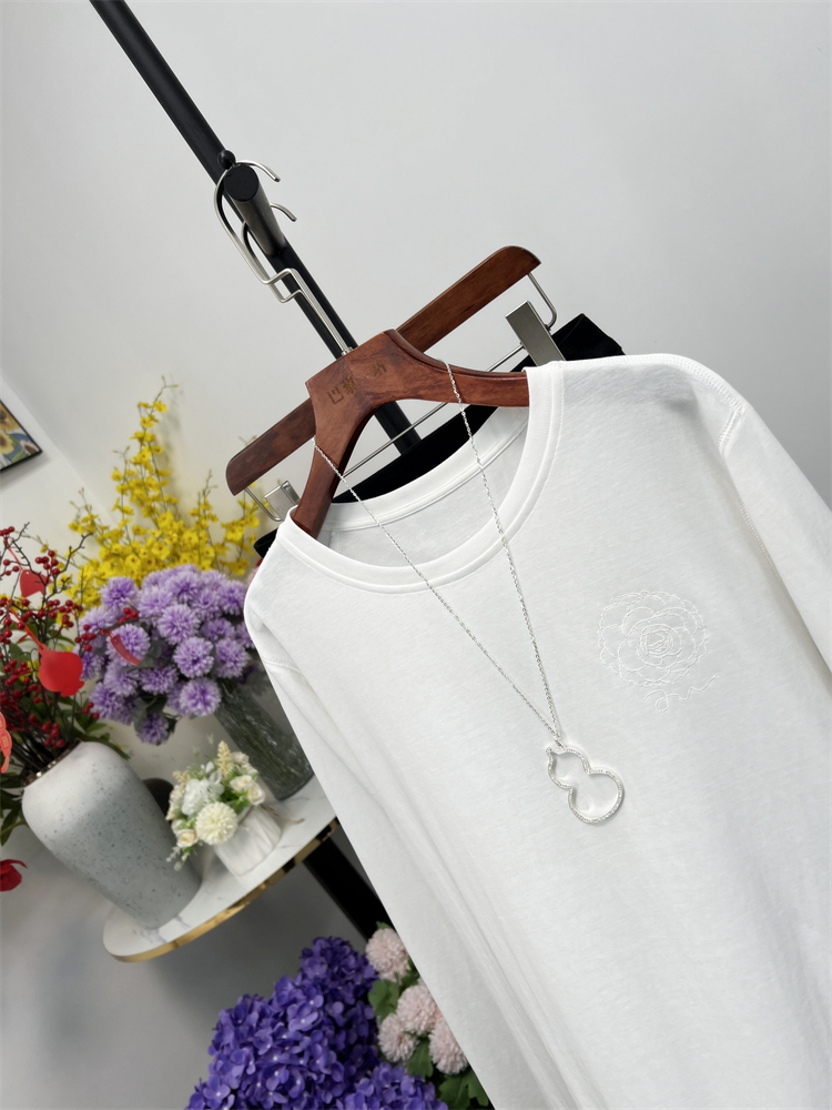 巴黎一站 《山茶花》骨感光泽！奶油棉圆领长袖刺绣T恤内搭外穿女