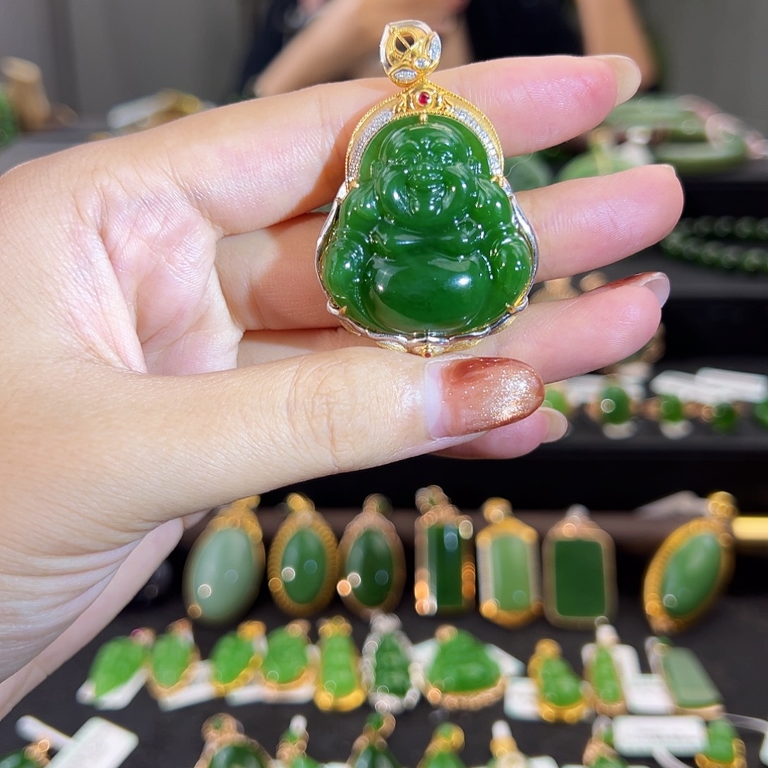 和田玉18K金镶嵌吊坠(不含链)典藏级菠菜绿佛公30mm