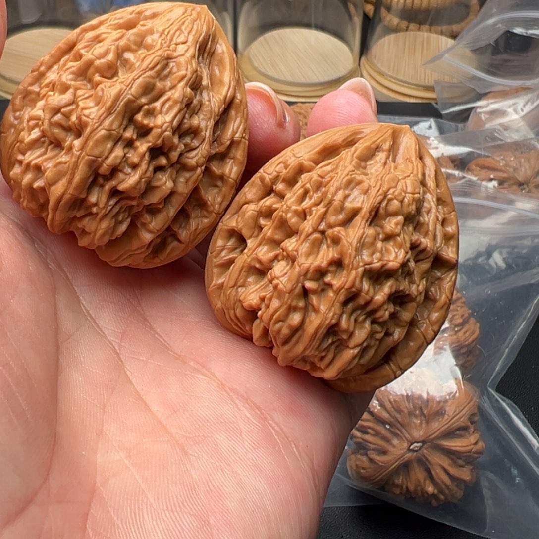 文玩核桃把件红****国虎头王兜边40