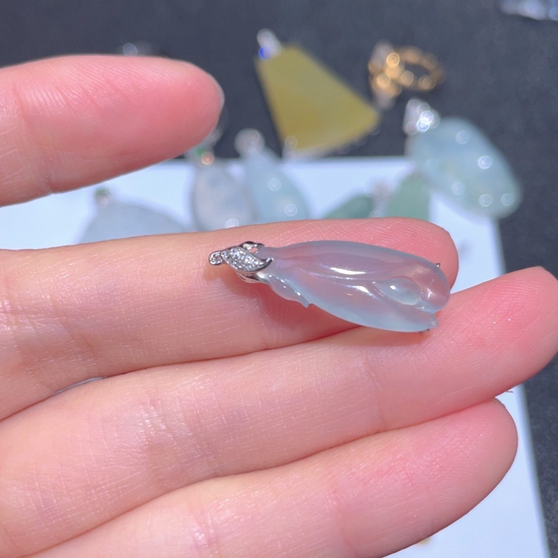 翡翠颈饰18K金镶嵌翡翠