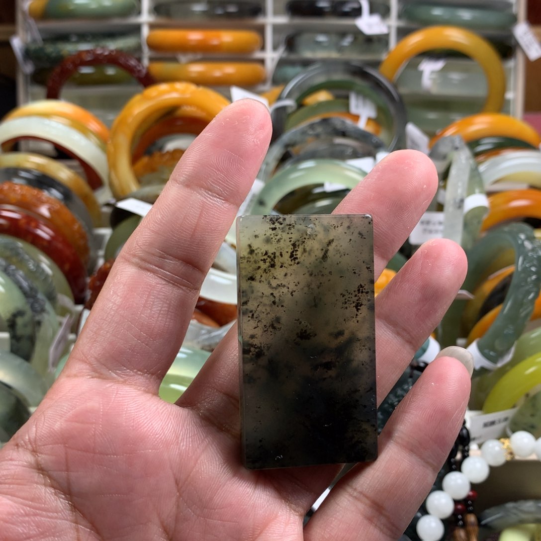 蛇纹石玉颈饰未镶嵌