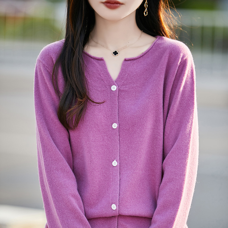 秋冬新款简约百搭卷边小V领宽松纯色轻暖针织羊毛女士长袖开衫